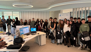 Estudantes de 2&ordm; de Bacharelato do Colexio Maristas Cristo-Rei da Coru&ntilde;a co&ntilde;ecen de preto o labor da Oficina Econ&oacute;mica de Galicia
